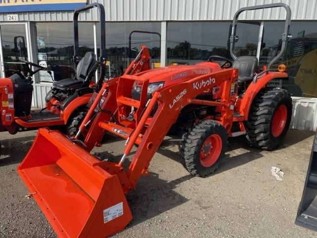 Kubota L3302HST 4WD Tractor/Loader